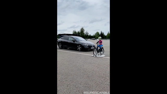 Bicyclist vs Autonomous Mercedes 😳