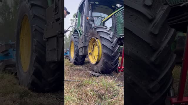 They made changing a huge tire look easy 👏 #tires #tractors #vehicles