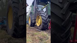 They made changing a huge tire look easy 👏 #tires #tractors #vehicles