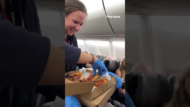 Passenger buys pizza for entire plane during 4-hour flight delay