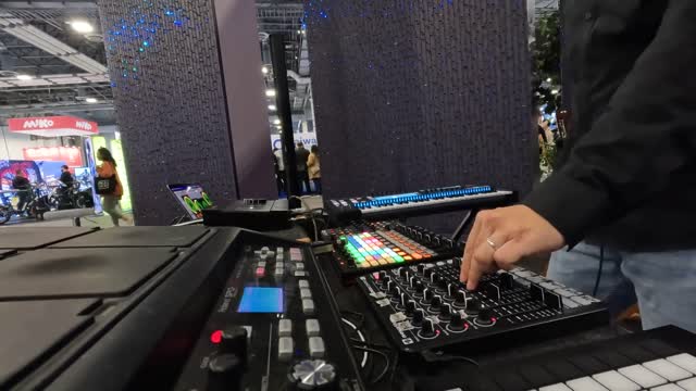 1 Hour Live Looping Building an Entire Ambient Deep House Album from scratch!