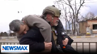 VIDEO: Newsmax journalist, veteran, stops to help injured Ukrainian refugee | John Bachman Now