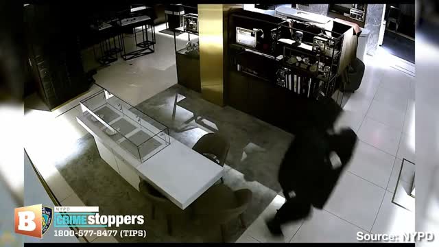 NYC: Burglars Smash into High End Jewelry Store, Steal Half a Million Dollars Worth