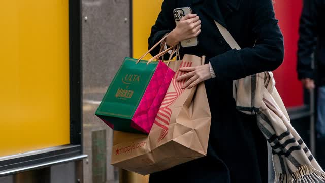 Holiday Shoppers Defy Weak Outlook