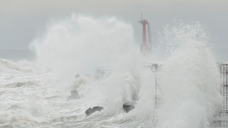 LIVE: Weakening Typhoon Krathon Forecast to Make Landfall on Taiwan Coast