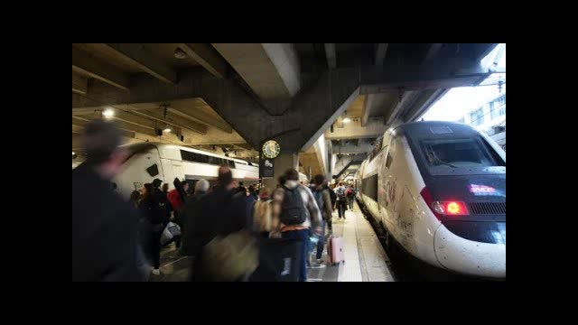 Paris Police Shoot, Wound Knife-Wielding Man at Train Station