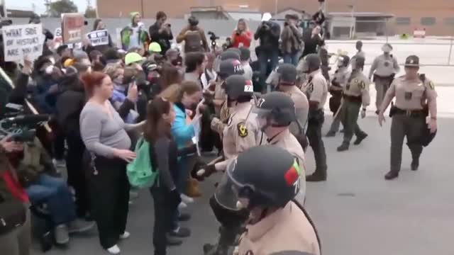 'No Kings' Protest Draws Thousands in Chicago