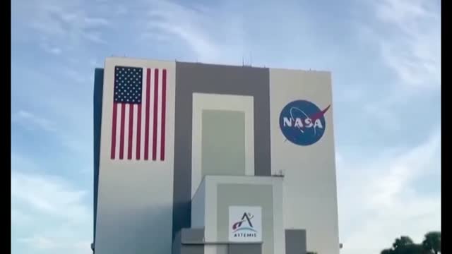 NASA Chief Suggests SpaceX May Be Booted From Moon Mission