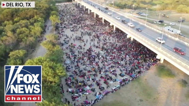 10,000 migrants waiting to cross border