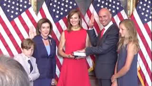 Nancy Pelosi Breaks Her Own Mask Mandate To Take A Photo