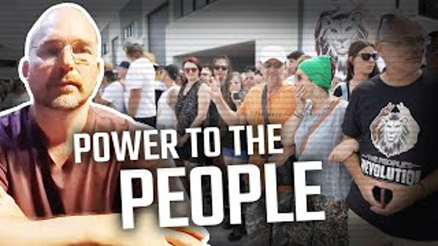 Supporters BLOCK police from shutting down Gold Coast cafe