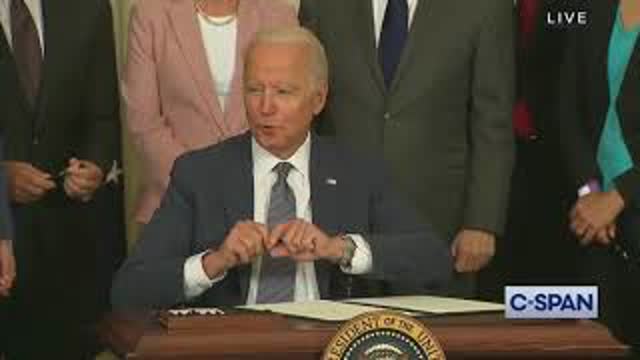 Joe Biden Says Length Of Barack Obama’s Signature Is Shorter Than His, It’s 3 Letters Longer